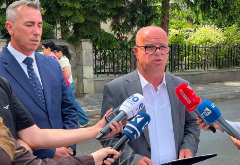 AKK dërgon në Kushtetuese rregulloren për shërbimin civil, Latifi: Qeveria po cenon autonominë e komunave