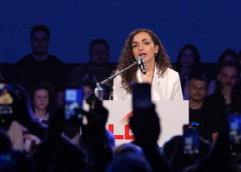 Vjosa Osmani sulmon Kurtin në “Tubimin e Bashkimit”: Nuk do ta bllokojmë shtetin për interesa politike