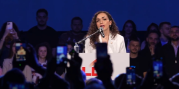 Vjosa Osmani sulmon Kurtin në “Tubimin e Bashkimit”: Nuk do ta bllokojmë shtetin për interesa politike