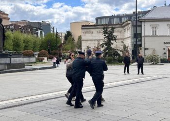 Arrestohen disa protestues “anti-kapitalistë” në sheshin e Prishtinës.