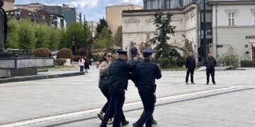 Arrestohen disa protestues “anti-kapitalistë” në sheshin e Prishtinës.