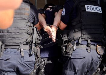 “Arrestohen 6 persona në Gjilan për vjedhje të rëndë – Policia sekuestron tri vetura”.
