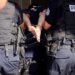 “Arrestohen 6 persona në Gjilan për vjedhje të rëndë – Policia sekuestron tri vetura”.