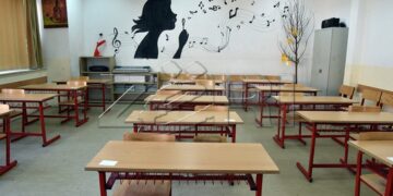 “Kriza e pagave çon në grevë: punëtorët teknikë të shkollave në Prishtinë ndalin punën nga nesër”.