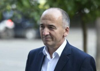 “Muhaxheri hedh poshtë raportimet për dorëheqje: Vazhdoj në LDK dhe në krye të degës në Pejë”.