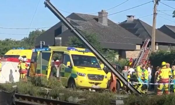 Tragjedi në Belgjikë: Minibusi me nxënës përplaset me trenin, 4 të vdekur.