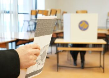 “Afati po skadon: vetëm edhe dy ditë për koalicionet në zgjedhjet e parakohshme”.