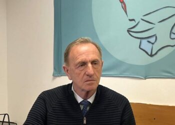 “Rroga e 14-të, Azemi për Kurtin: Çmenduri dhe fushatë për vota”.