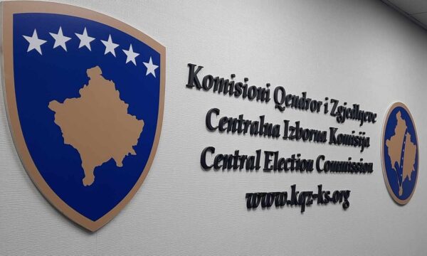 “Mungesa e shiritit ngjitës”: KQZ sqaron votimin përmes postës.