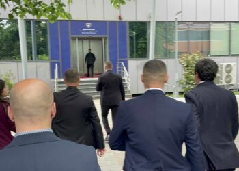 “A ka prova që Kurti paguan qira? Zyra e Kryeministrit refuzon të përgjigjet”.