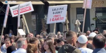 “‘Ligji për gjuhët është i qartë – përgjegjësi’, studentët protestojnë në Shkup”.