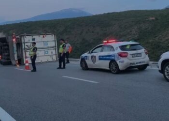 Aksident në Rrugën e Kombit, kamioni ndalet buzë greminës dhe shmang tragjedinë.