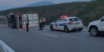 Aksident në Rrugën e Kombit, kamioni ndalet buzë greminës dhe shmang tragjedinë.