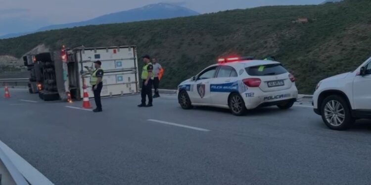 Aksident në Rrugën e Kombit, kamioni ndalet buzë greminës dhe shmang tragjedinë.