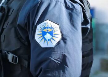 Dyshohet se kërcënoi një zyrtar komunal, shoqërohet në polici 32-vjeçarja në Ferizaj.