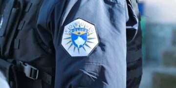 Dyshohet se kërcënoi një zyrtar komunal, shoqërohet në polici 32-vjeçarja në Ferizaj.