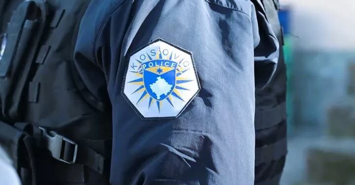 Dyshohet se kërcënoi një zyrtar komunal, shoqërohet në polici 32-vjeçarja në Ferizaj.