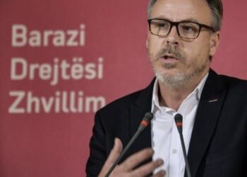 “Goditje” për VV-në: Gjykata dënon Avni Zogianin për shpifje ndaj Ferat Shalës.