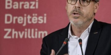 “Goditje” për VV-në: Gjykata dënon Avni Zogianin për shpifje ndaj Ferat Shalës.