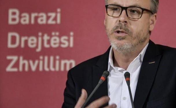 “Goditje” për VV-në: Gjykata dënon Avni Zogianin për shpifje ndaj Ferat Shalës.