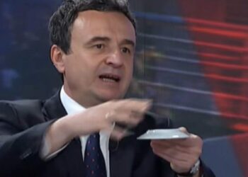 Kurti kap tabllën e filxhanit në emision: “Kosova është pak a shumë si kjo”.
