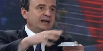 Kurti kap tabllën e filxhanit në emision: “Kosova është pak a shumë si kjo”.