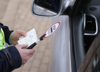 “Shpejtësia dhe telefoni në timon u kushtojnë shtrenjtë: Dy shoferë gjobiten me nga 500 euro dhe mbesin pa patentë”..