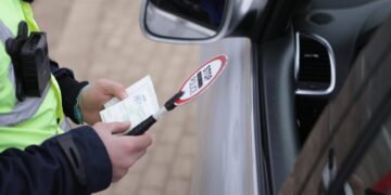 “Shpejtësia dhe telefoni në timon u kushtojnë shtrenjtë: Dy shoferë gjobiten me nga 500 euro dhe mbesin pa patentë”..