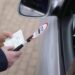 “Shpejtësia dhe telefoni në timon u kushtojnë shtrenjtë: Dy shoferë gjobiten me nga 500 euro dhe mbesin pa patentë”..