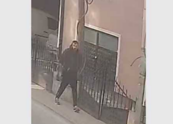 Policia publikon foton e të dyshuarit për vjedhje, kërkon ndihmën e qytetarëve për identifikim.