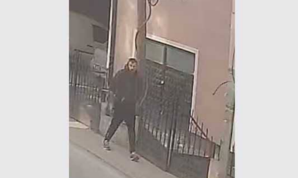 Policia publikon foton e të dyshuarit për vjedhje, kërkon ndihmën e qytetarëve për identifikim.