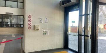 Uji vërshon në Pallatin e Drejtësisë në Prishtinë.