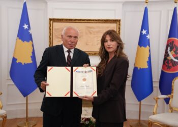 Albulena Haxhiu dekoron komandant Adem Shehin me “Urdhrin e Lirisë” në Ditën e Çlirimit