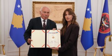 Albulena Haxhiu dekoron komandant Adem Shehin me “Urdhrin e Lirisë” në Ditën e Çlirimit