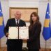 Albulena Haxhiu dekoron komandant Adem Shehin me “Urdhrin e Lirisë” në Ditën e Çlirimit