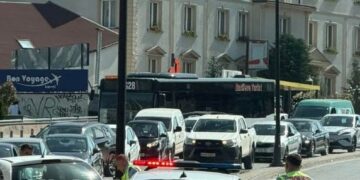 Prishtinë: Këmbësori goditet nga vetura, policia në vendngjarje.