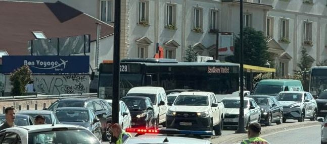 Prishtinë: Këmbësori goditet nga vetura, policia në vendngjarje.
