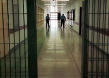 Shqipëri, dy oficerë policie vdesin brenda natës në një burg.