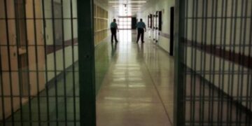 Shqipëri, dy oficerë policie vdesin brenda natës në një burg.