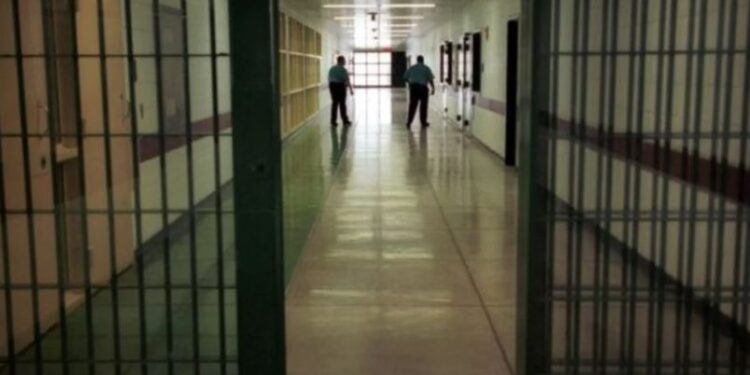 Shqipëri, dy oficerë policie vdesin brenda natës në një burg.