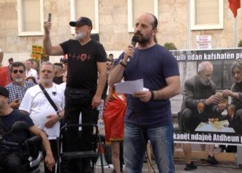 Protesta në Tiranë, Dritan Goxhaj lexon kërkesat: Rama dorëheqje, qeveri teknike 12-mujore