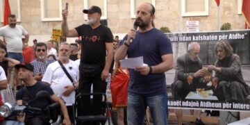 Protesta në Tiranë, Dritan Goxhaj lexon kërkesat: Rama dorëheqje, qeveri teknike 12-mujore