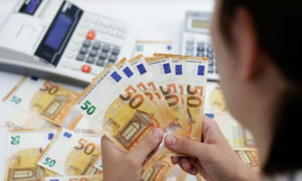 “‘Cash-i’ vetëm deri në 2 mijë euro – a veproi drejt ATK-ja me kufizimin e pagesave?”.