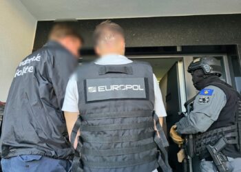 Operacioni “White Star”: Pesë të arrestuar, sekuestrohen armë, drogë, mijëra euro dhe 10 automjete.