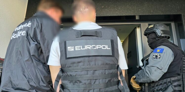 Operacioni “White Star”: Pesë të arrestuar, sekuestrohen armë, drogë, mijëra euro dhe 10 automjete.