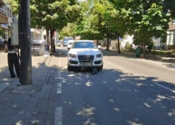 Aksident në Pejë mes një veture dhe motoçiklete, lëndohet një person.