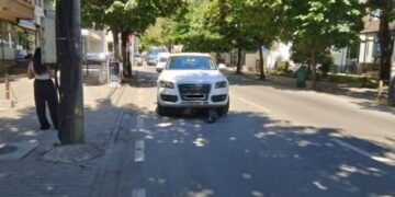 Aksident në Pejë mes një veture dhe motoçiklete, lëndohet një person.