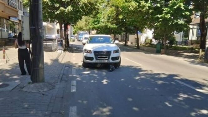 Aksident në Pejë mes një veture dhe motoçiklete, lëndohet një person.