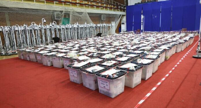 Sot hapen kutitë e votimit në përfaqësitë diplomatike, nis numërimi i votave.