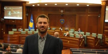 Kërçeli i Lidhja Vetëvendosje ironizon me dramën në Lidhja Demokratike e Kosovës, përdor fjalët e Lumir Abdixhiku
